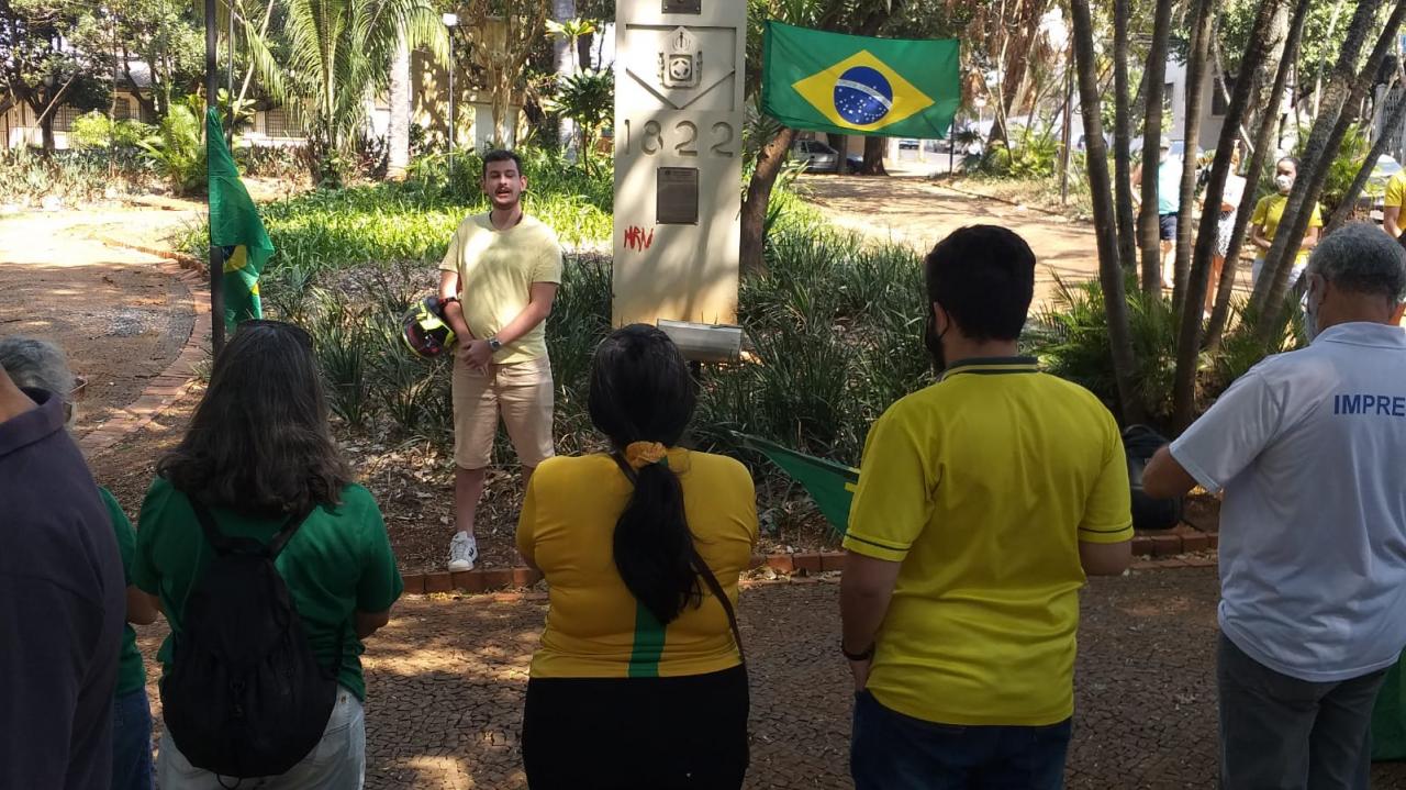 Foto 8 de 31 — Manifestantes fazem ato pró-Bolsonaro na Praça da Independência; veja imagens